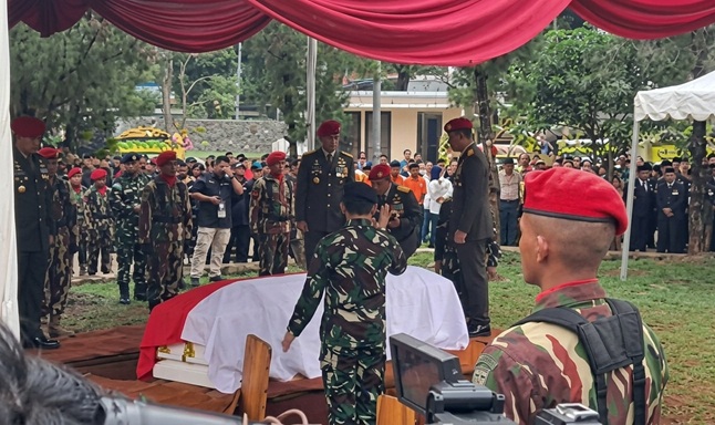 Dimakamkan di TMP Kalibata Sebagai Penghormatan Negara
