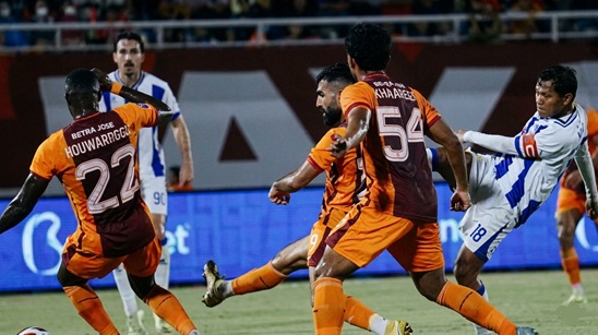 Pertandingan Ketat dan Hujan Kartu Kuning