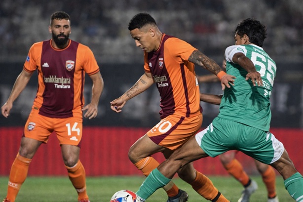 Laga Keras dan Hujan Kartu Kuning